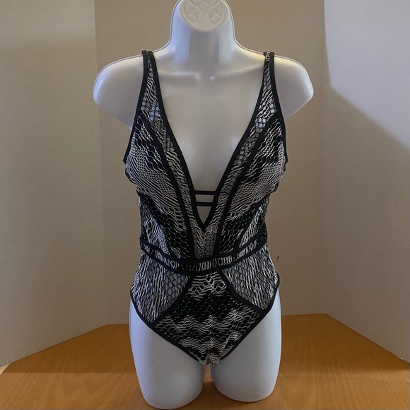 NWOT BECCA Reveal Show & Tell Crochet One-Piece Swimsuit - Picture 6 of 8